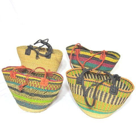 Stylish soft woven shoulder bags equipped with durable leather handles. Handwoven from elephant grass in Northern Ghana.