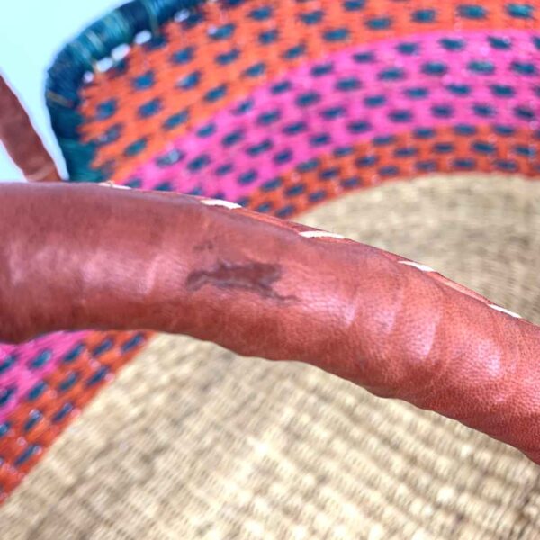 BOL-MOSES-basket-170-bamboozle (3) Close up image of leather handle on moses basket.
