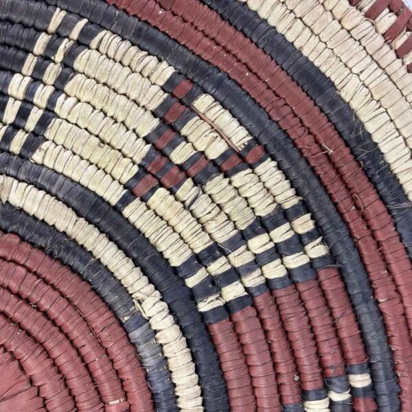 Placemat-166-treat (2) Round woven platter for centrepiece.