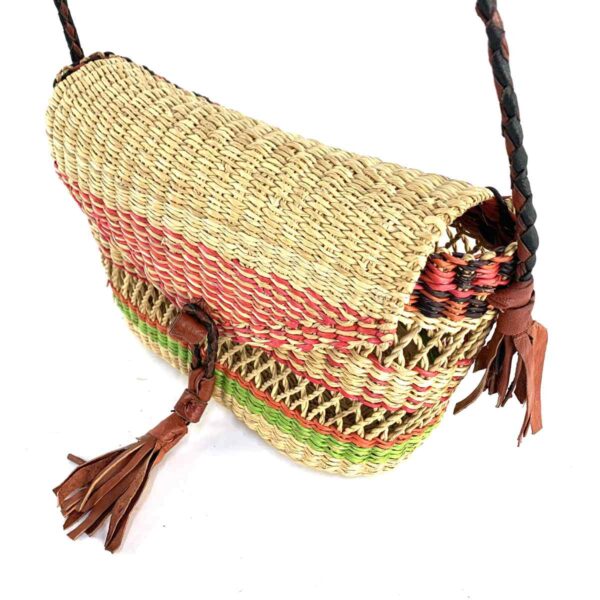 bashiri-mini-shoulder-bag-003-spritz-coral-green-bolga-bag-handwoven-3 Close-up of the woven flap and leather toggle on the coral and green mini Bolga shoulder bag