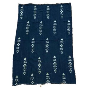 bashiri-mudcloth-medium-168-giraffe-bogolan-african-fabric-2 Full view of the medium dark mudcloth with columns of pale hearts and arrows on a white background