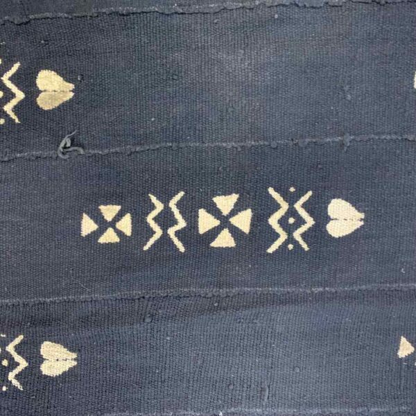 bashiri-mudcloth-medium-168-giraffe-bogolan-african-fabric-3 Close-up of the dark mudcloth with columns of pale hearts and arrows