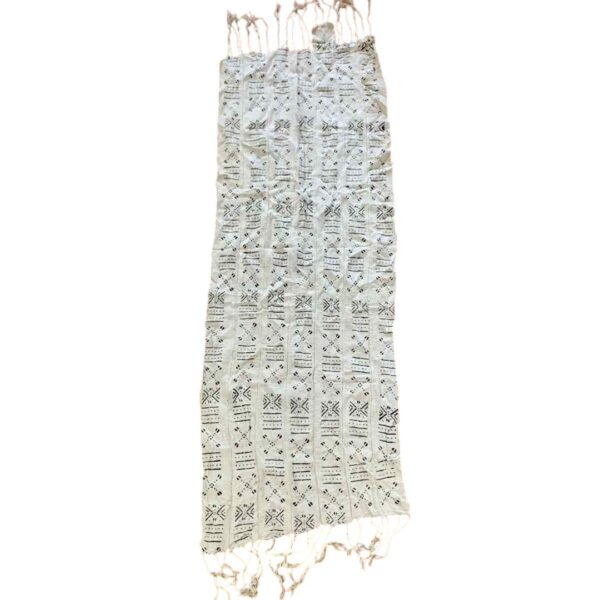 bashiri-mudcloth-small-156-courser-bogolan-african-textile-2 Full view of the small light mudcloth with dark cross motifs spread from end to end on a white background