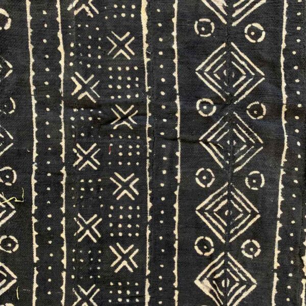 bashiri-mudcloth-small-162-buzzard-african-textile-bogolan-3 Close-up of the dark mudcloth with columns of pale diamonds and circles