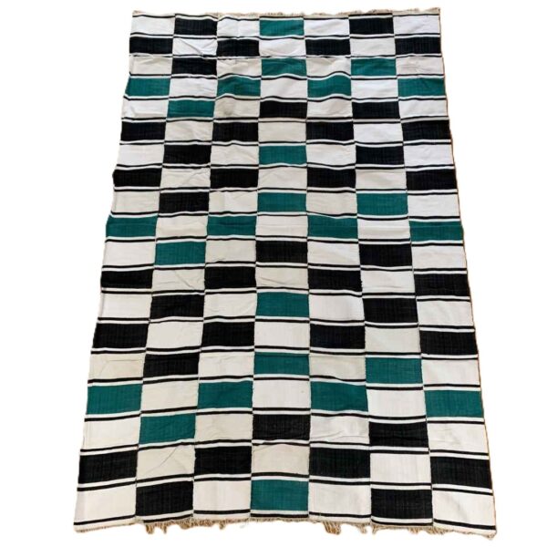 blanket-sahel-019-mopti (1) Detail of the checkerboard block pattern with a fringed edge on this handwoven Sahel cotton blanket