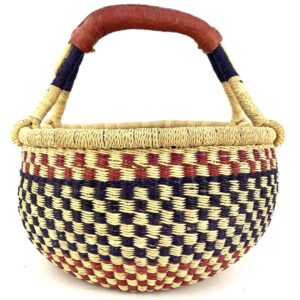 A precise pattern on this medium basket