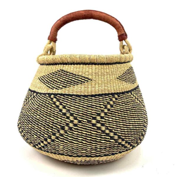 pot-basket-306-manta-black-natural-bolga-woven-bashiri-3 Front view of the Bolga pot basket with a black and natural zigzag and diamond pattern and a leather-wrapped handle on a white background