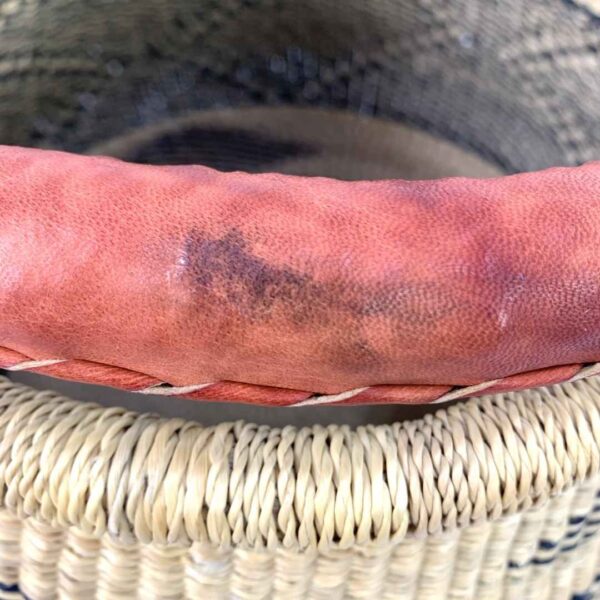 pot-basket-306-manta-black-natural-bolga-woven-bashiri-4 Close-up of the stain on the leather handle of the black and natural Bolga pot basket