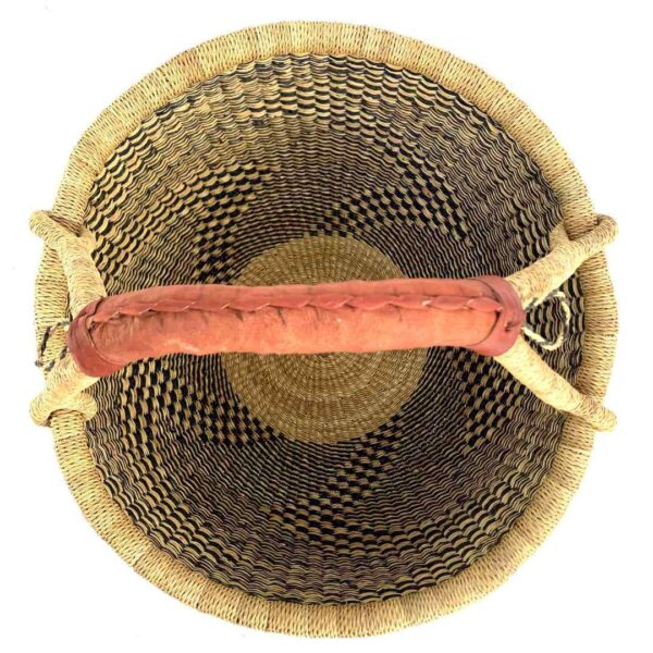 round-large-basket-860-sunshine-navy-natural-woven-bolga-bashiri-2 Top-down view inside the large round Bolga basket with natural straw and deep inky fine checks, showing the coiled base and leather handle