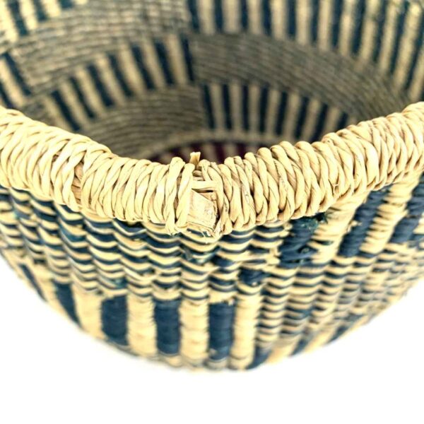 uba-basket-283-blossom-navy-natural-vegan-bolga-woven-bashiri-4 Close-up of the weak rim on the navy and natural round Bolga basket